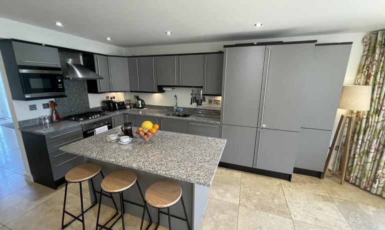 Open plan kitchen & dining