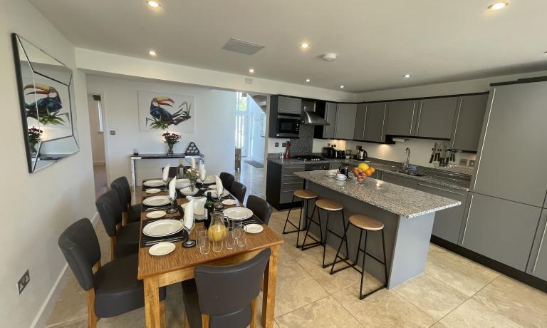 Open plan kitchen & dining