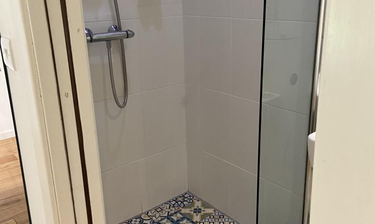 En-suite shower room and toilet for each bedroom