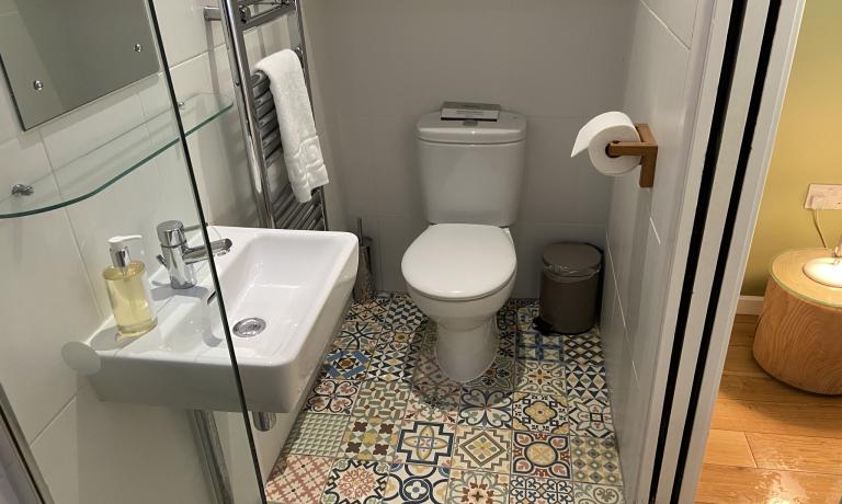 En-suite shower room and toilet for each bedroom
