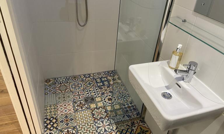 En-suite shower room and toilet for each bedroom