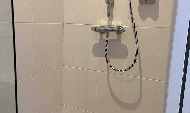 En-suite shower room and toilet for each bedroom