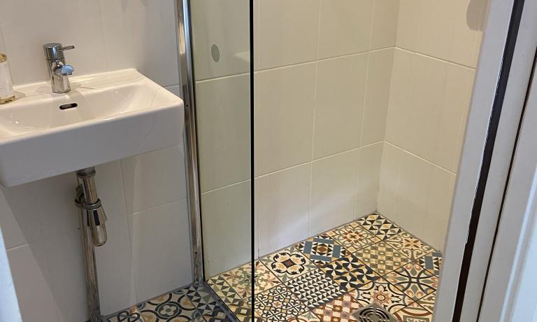 En-suite shower room and toilet for each bedroom
