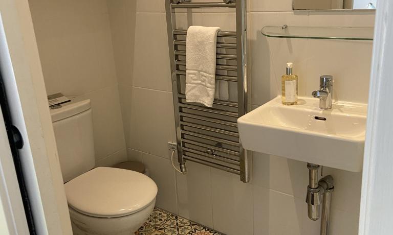 En-suite shower room and toilet for each bedroom