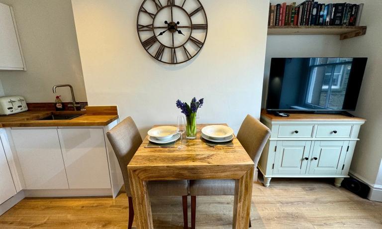Kitchen & Dining