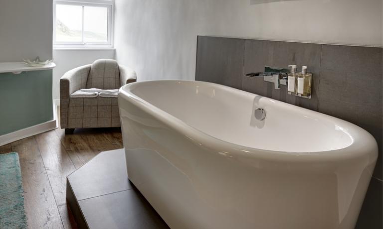  Deep bubbly bath