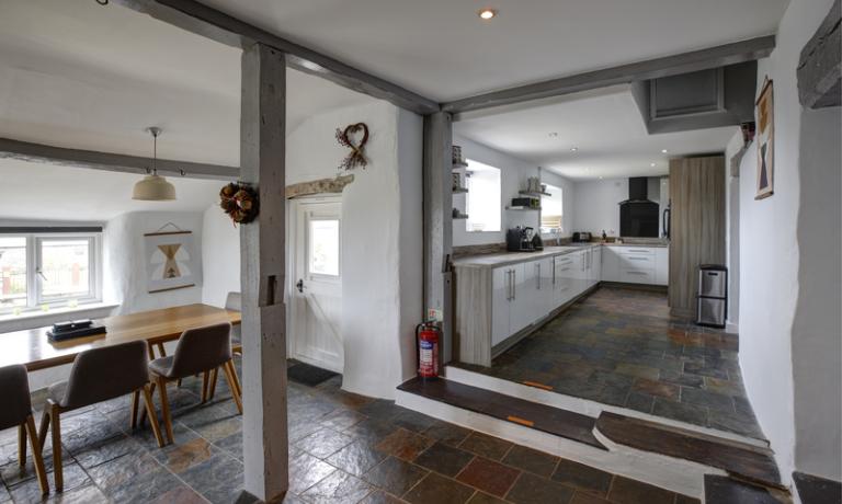  Open plan kitchen/ dining area - perfect for groups!