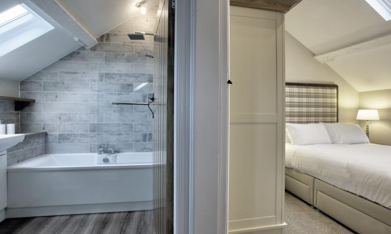  Ensuite bathroom and bedroom area