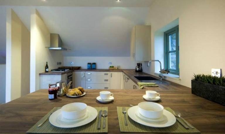  Kitchen and dining area