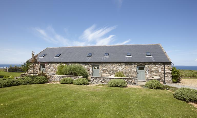  Cottage and outdoor area