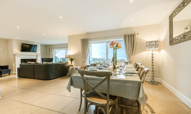 Open plan living, kitchen and dining