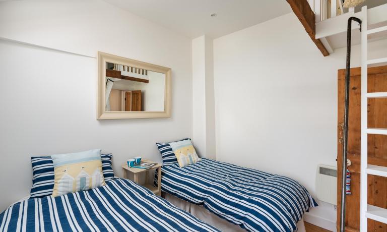 Twin Bedroom 2