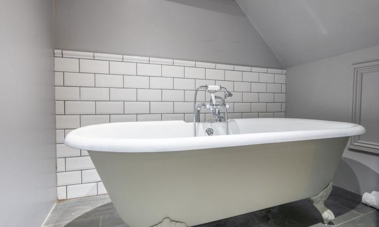 Freestanding bathtub